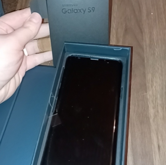 Samsung S9 Unlocked - Picture 2 of 2
